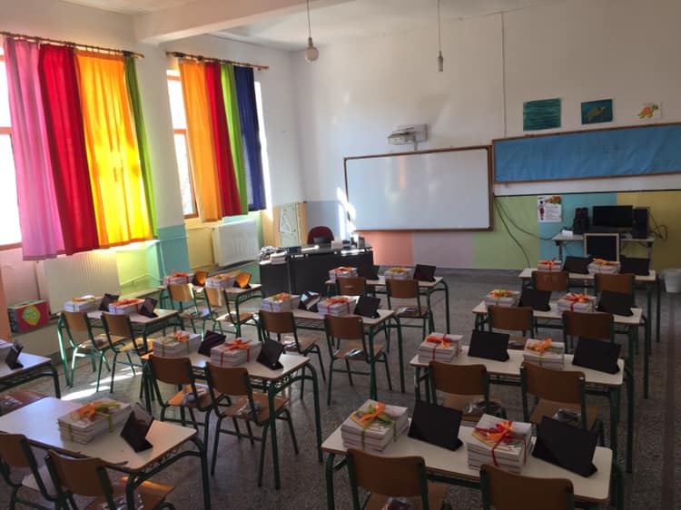 Βιβλία αλλά και τάμπλετ περιμένουν τους μαθητές στο Δημοτικό σχολείο Παπάδου