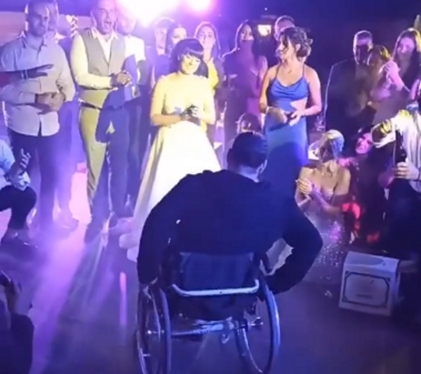 Το  βίντεο που έγινε viral με τον Μυτιληνιό αστυνομικό να χορεύει ζεϊμπέκικο με αμαξίδιο
