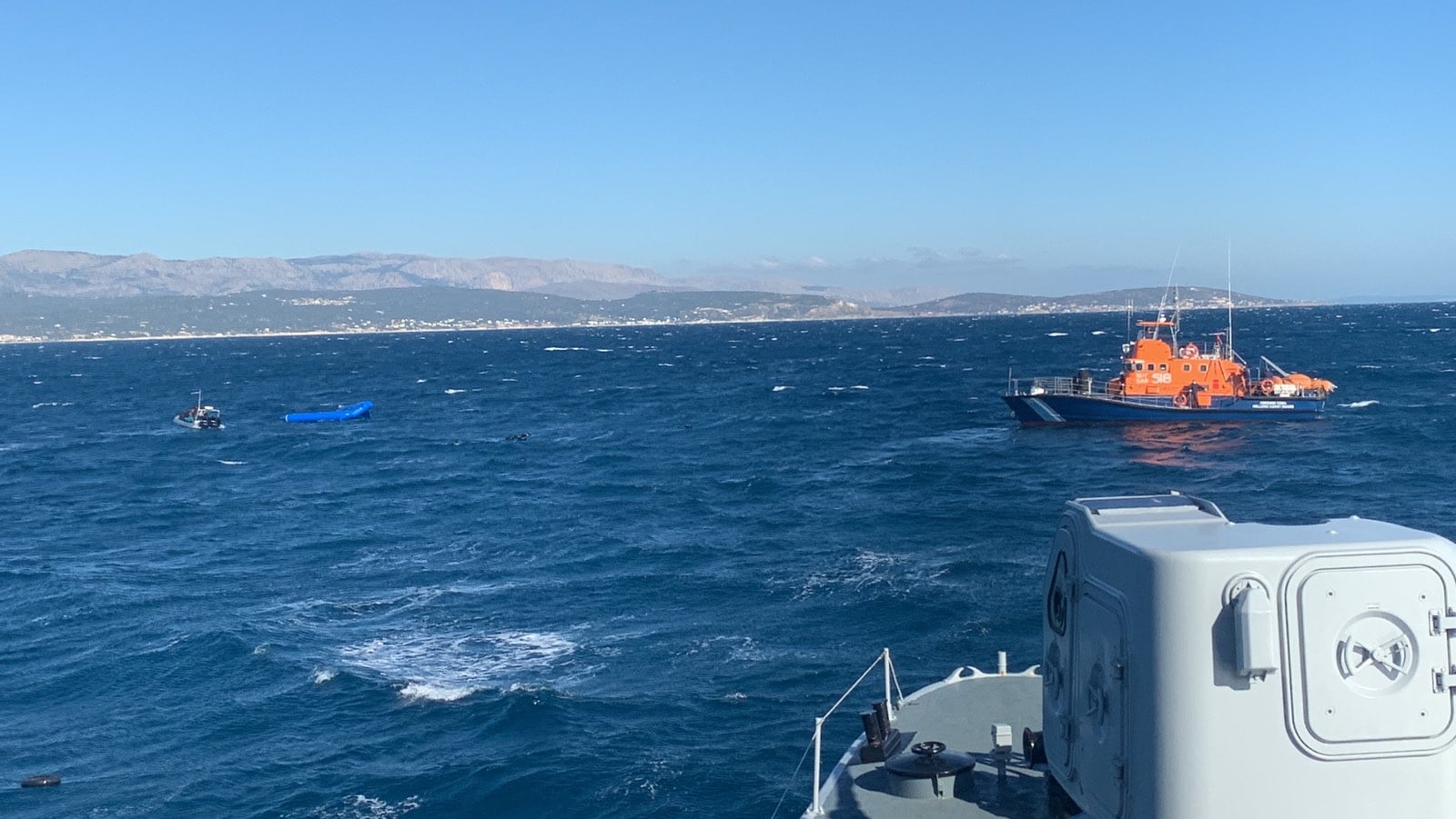 Τραγωδία στη Χίο : Χωρίς σωσίβια οι 27 επιβαίνοντες της βάρκας που σκίστηκε από το βάρος