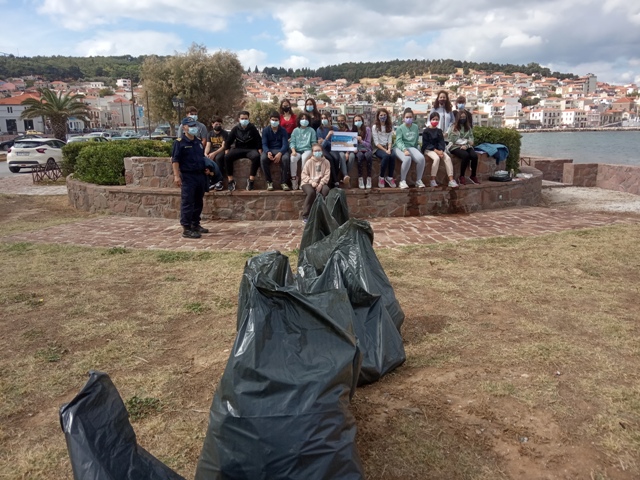 Μαθητές και μαθήτριες του 6ου Γυμνασίου Μυτιλήνης καθάρισαν την παραλία της Επάνω Σκάλας
