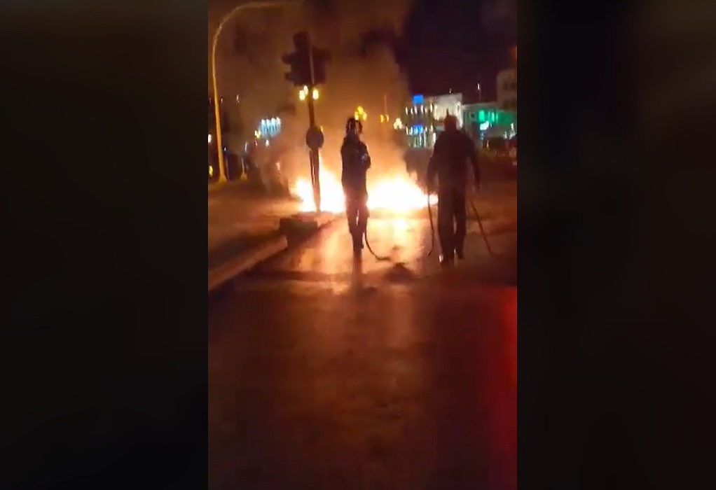 Φωτιά σε κάδους στη πλατεία Σαπφούς