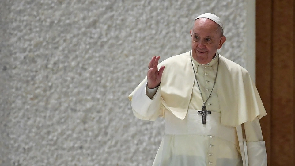 Δυο Δημοτικοί Σύμβουλοι  χαρακτηρίζουν “ανεπιθύμητο” τον Πάπα στη Μυτιλήνη