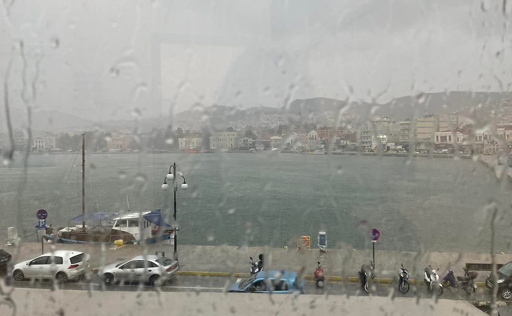 Πλημμύρισαν δρόμοι χθες  από την ισχυρή καταιγίδα στη Μυτιλήνη