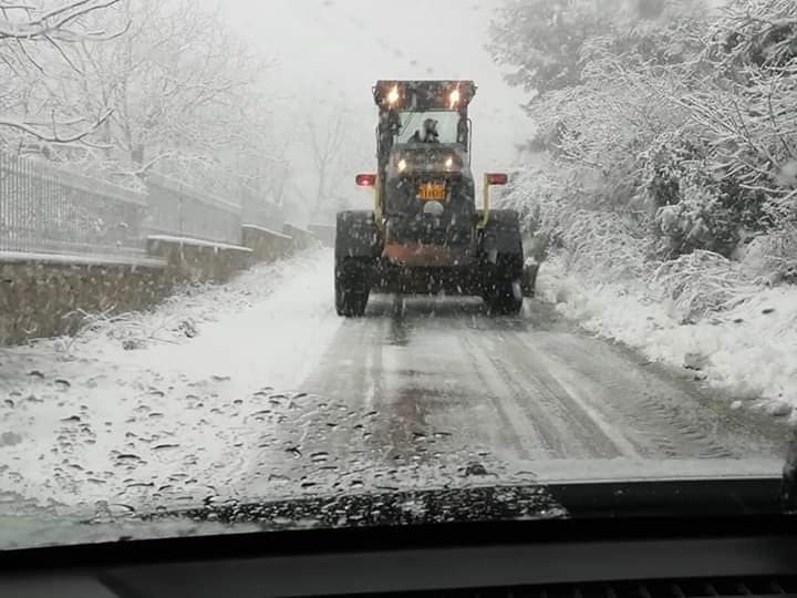 Άνοιξαν οι δρόμοι στα ορεινά | Τρία αυτοκίνητα απεγκλωβίστηκαν λόγω  έντονων χιονοπτώσεων στο Αμπελικό