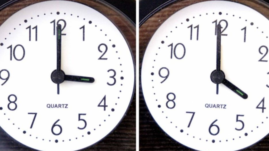 Αλλαγή ώρας 2022: Αύριο γυρίζουμε τα ρολόγια μας μία ώρα μπροστά