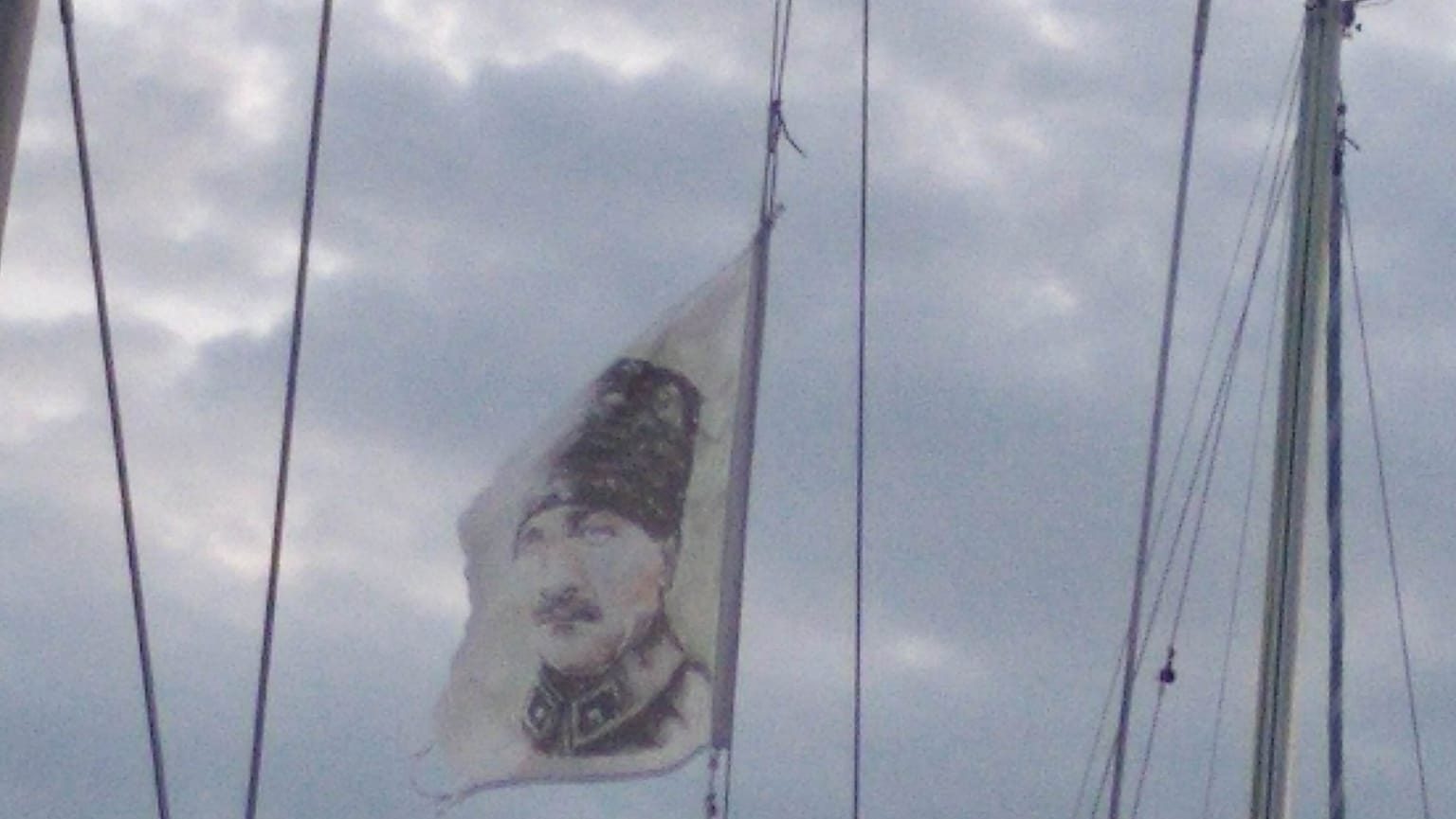 Σημαία του Κεμάλ ύψωσε τουρκικό τουριστικό σκάφος στο λιμάνι της Μυτιλήνης