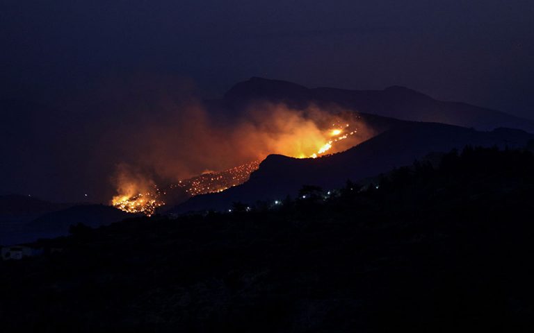 Φωτιά στη Σάμο: Συνεχίζεται η μάχη με τις φλόγες