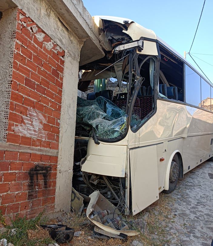 Λεωφορείο χωρίς χειρόφρενο κατέληξε σε τοίχο στην Κλειού (photos)