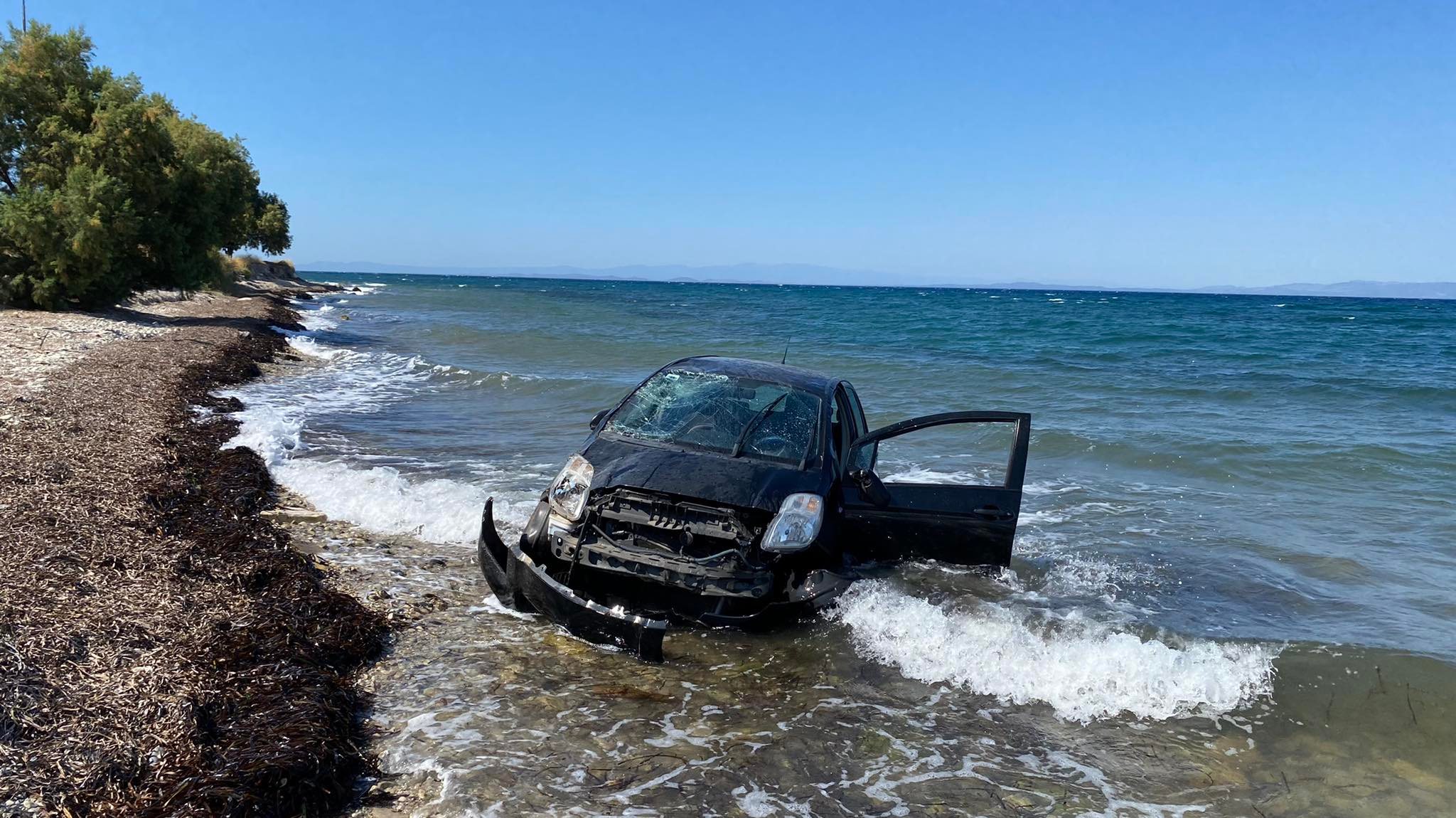 Αυτοκίνητο έπεσε στη θάλασσα | Στο Νοσοκομείο με ελαφρά τραύματα ο οδηγός