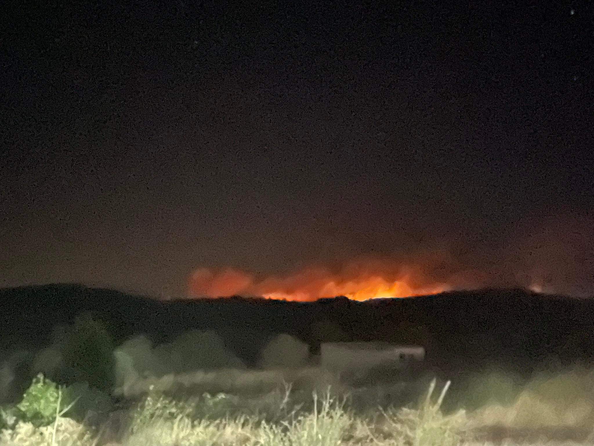 Μαίνεται για 5η νύχτα η φωτιά στη νότια Λέσβο