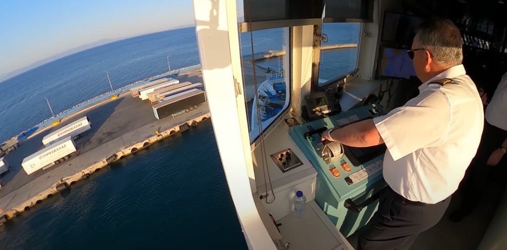 Διαδικασίες πρόσδεσης πλοίου στο λιμάνι της Μυτιλήνης (VIDEO)