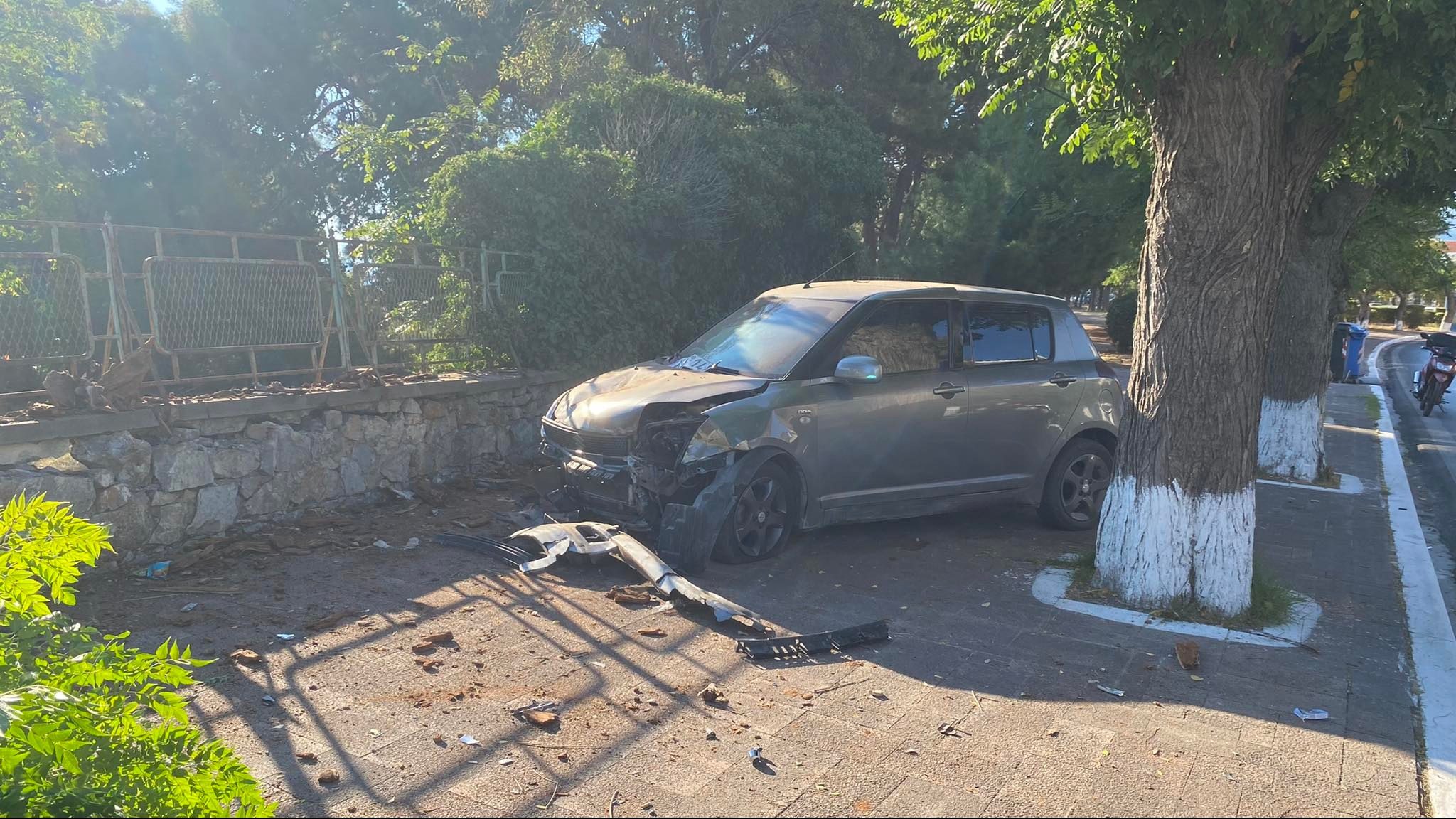 Αυτοκίνητο καρφώθηκε σε δέντρο στο Κιόσκι