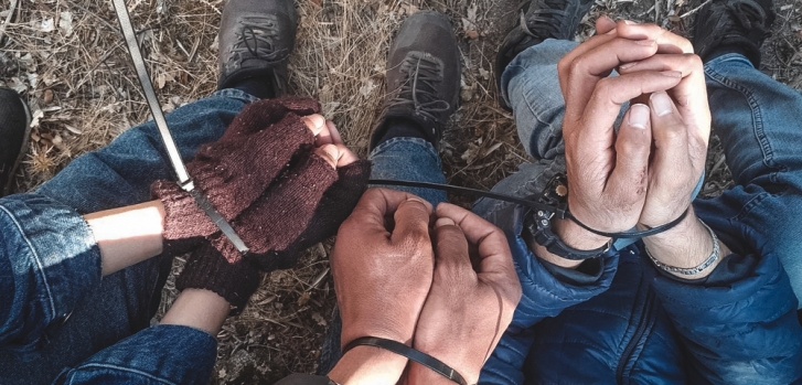 Γιατροί χωρίς Σύνορα: «Δεμένοι με χειροπέδες και τραυματισμένοι βρέθηκαν μετανάστες στη Λέσβο»