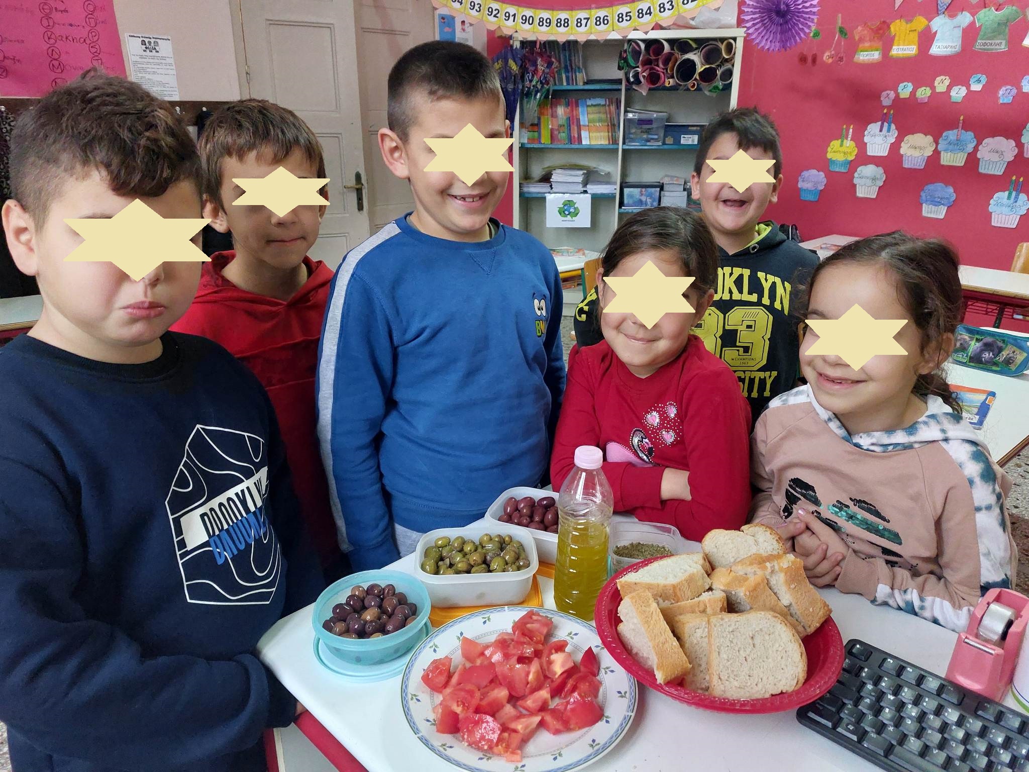 Μυτιληνιό πρωϊνό με ελιές και φρέσκο ψωμί στο Δημοτικό σχολείο Κάτω Τρίτους