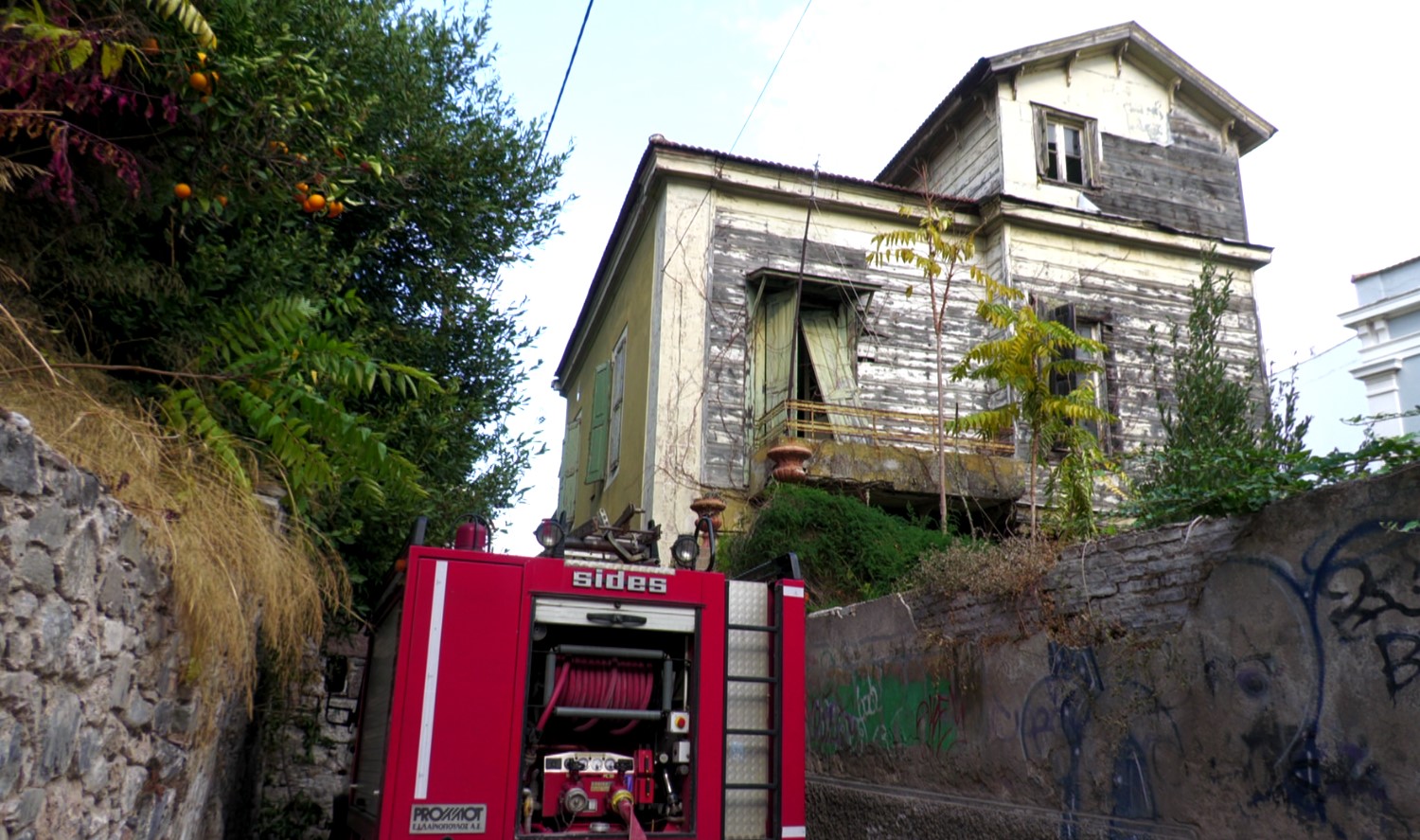 Φωτιά σε εγκαταλειμμένο σπίτι στο κέντρο της Μυτιλήνης
