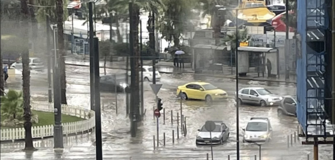 Κακοκαιρία «EVA»: Ποτάμια οι δρόμοι στον Πειραιά λόγω της έντονης βροχόπτωσης