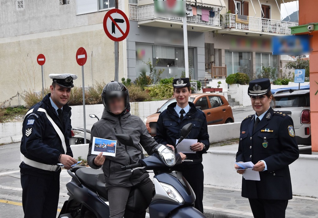 Ενημερωτικά φυλλάδια με συμβουλές οδικής ασφάλεια διανεμήθηκαν από αστυνομικούς του Τμήματος Τροχαίας Βορείου Αιγαίου