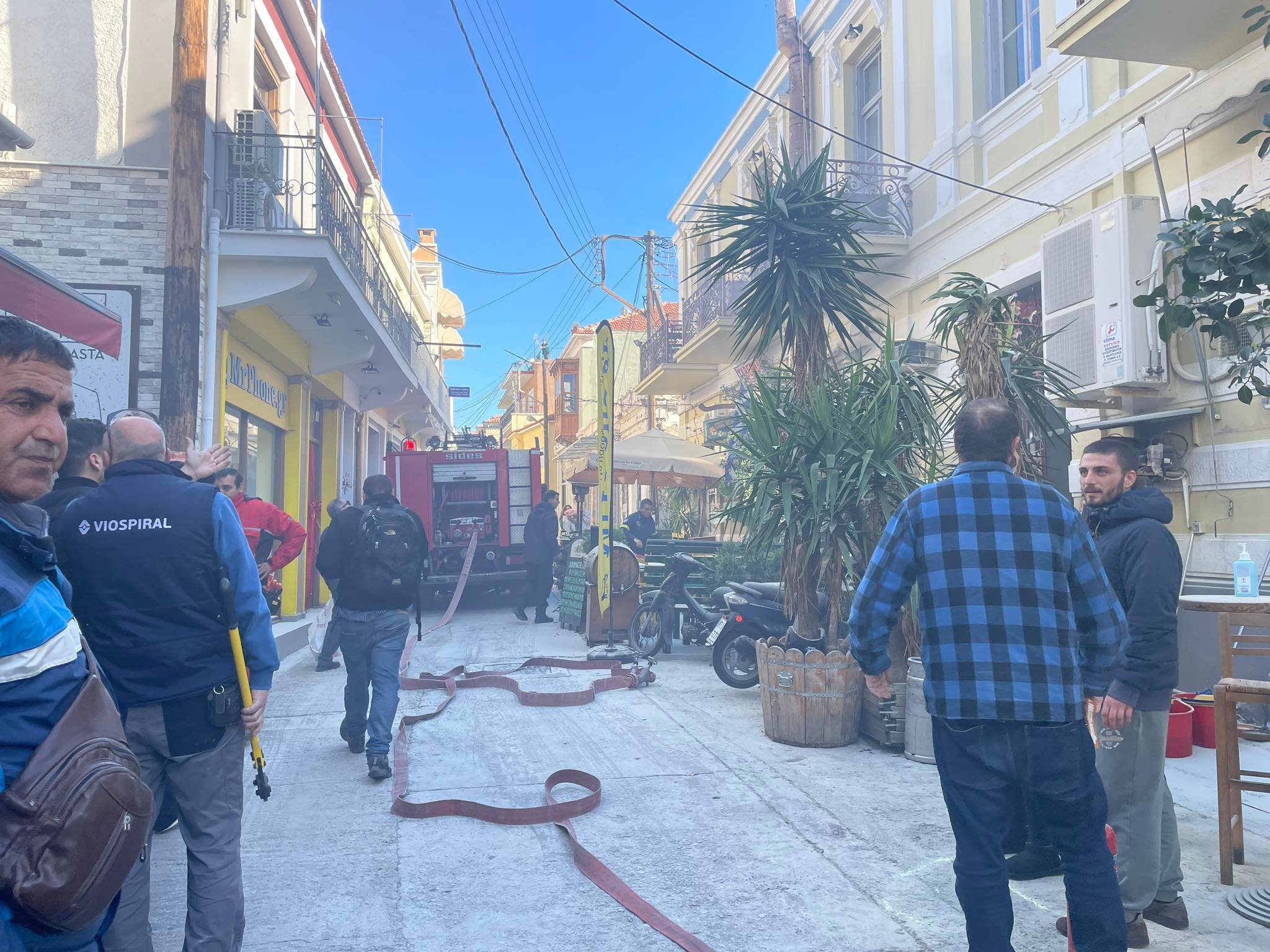 Φωτιά σε ταβέρνα στο κέντρο της Μυτιλήνης (pics)