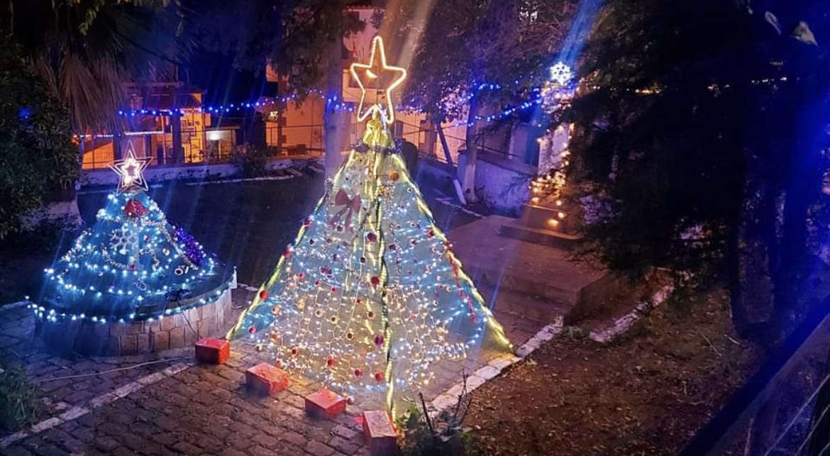 Φωταγωγήθηκε το Χριστουγεννιάτικο Δέντρο στα Μιστεγνά