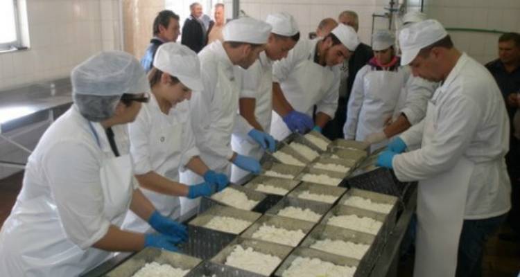 Σπουδαστές Γαλακτοκομίας επισκέφθηκαν το Εργαστήριο ελέγχου γάλακτος στο Κάτω Τρίτος