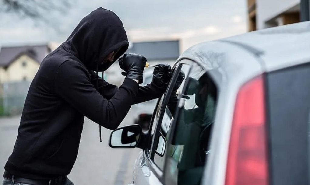 Έκλεψε τραπεζική κάρτα και κινητό μέσα από αυτοκίνητο