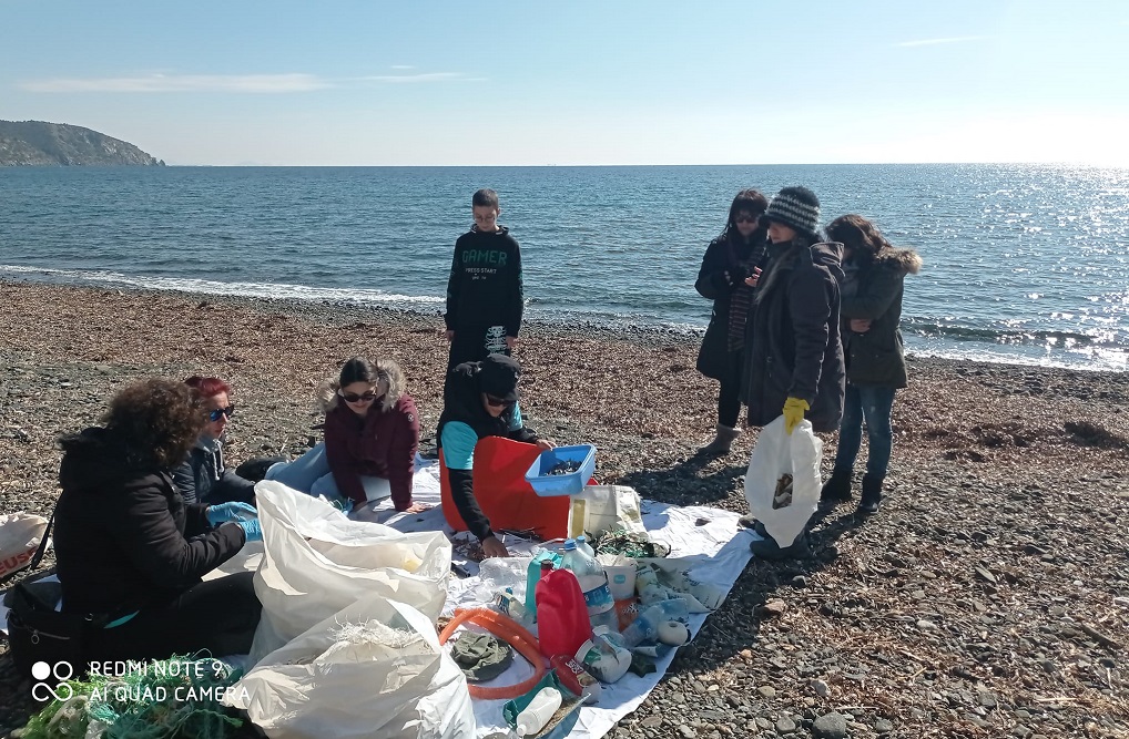 Ο σύλλογος «Λέσβος χωρίς Πλαστικά» καθάρισε την παραλία της Χαραμίδας