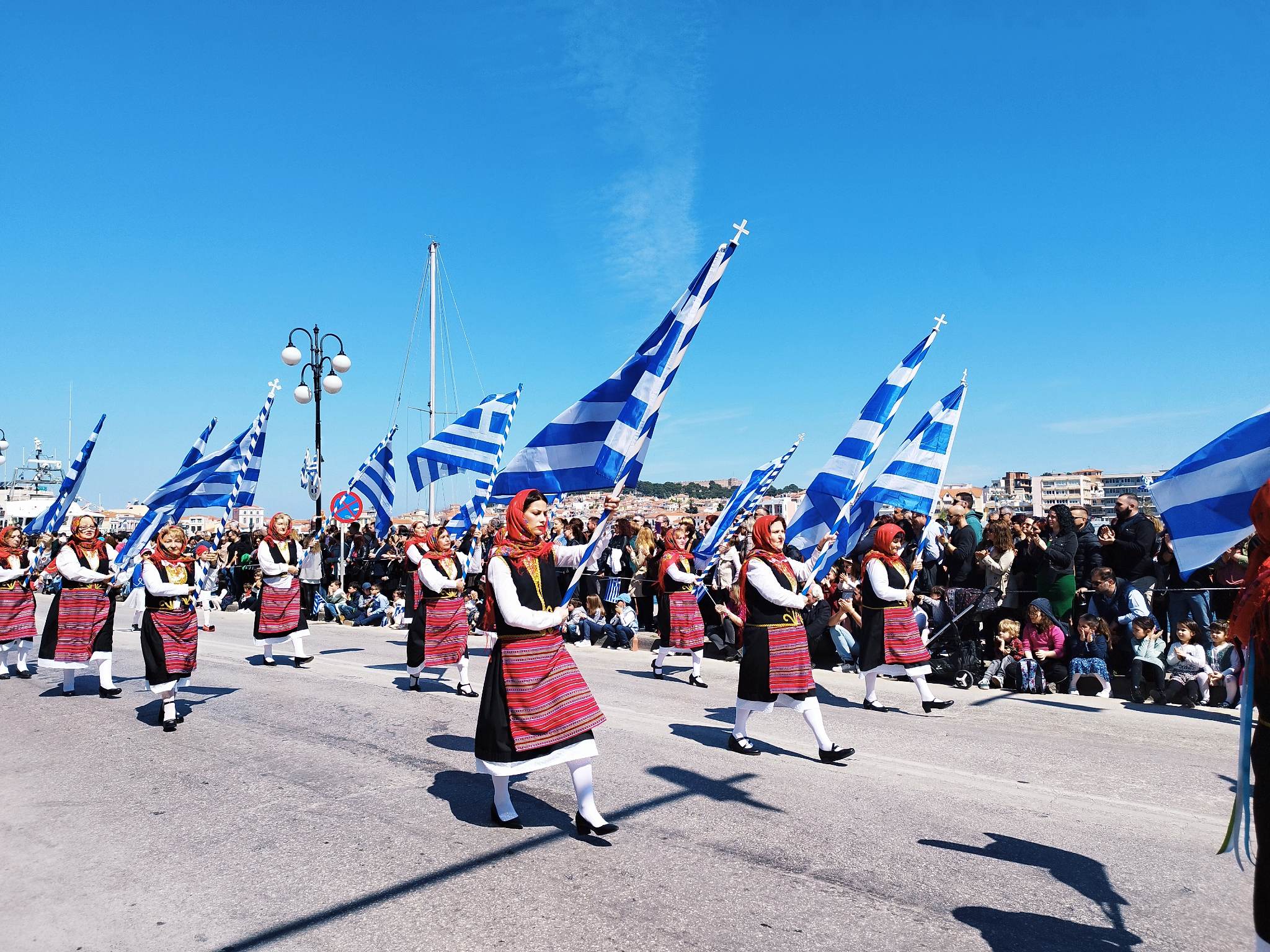 Με λαμπρότητα γιορτάσθηκε η παρέλαση της 25ης Μαρτίου στη Μυτιλήνη  (video+photos)