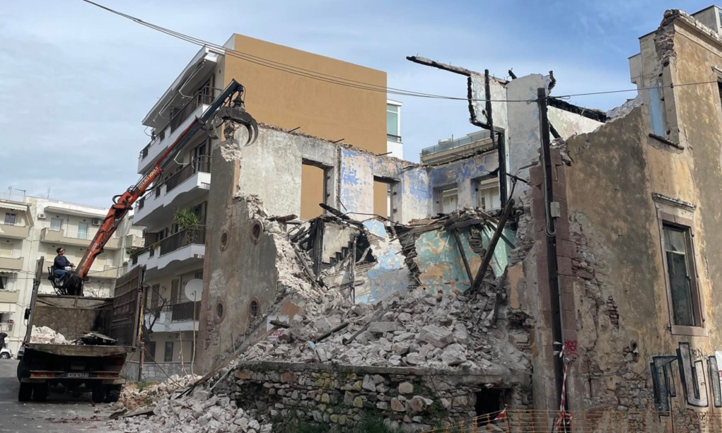 Κατεδαφίστηκε  το ετοιμόρροπο κτίριο στην Ασκληπιού