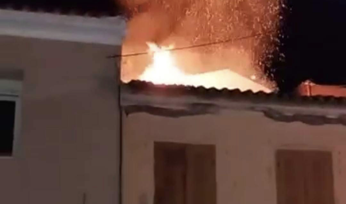 Φωτιά σε εγκαταλελειμένο σπίτι τα ξημερώματα στη Λαγκάδα