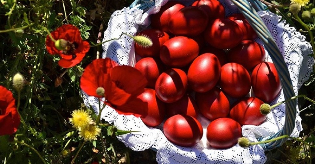 Ο σωστός τρόπος να βάψουμε και να βράσουμε τα κόκκινα αυγά