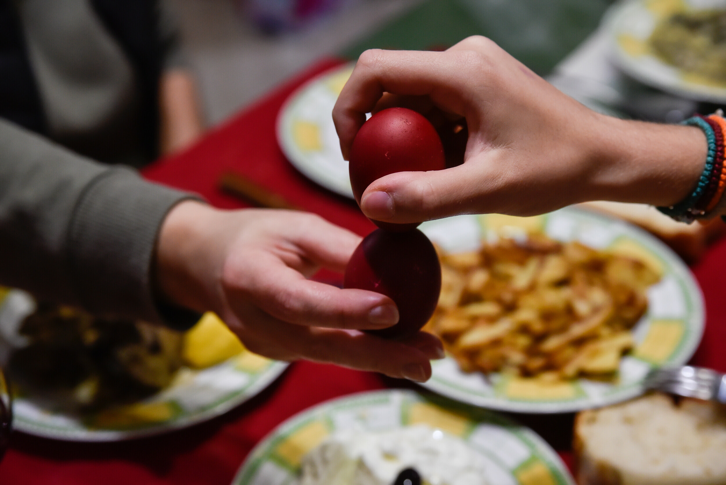 Οδηγίες ΕΟΔΥ για το πασχαλινό τραπέζι: Πότε δεν πρέπει να καταναλώνουμε τα βαμμένα πασχαλινά αυγά