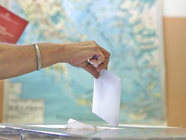 Η Ελλάδα στις κάλπες – Χωρίς προβλήματα η εκλογική διαδικασία
