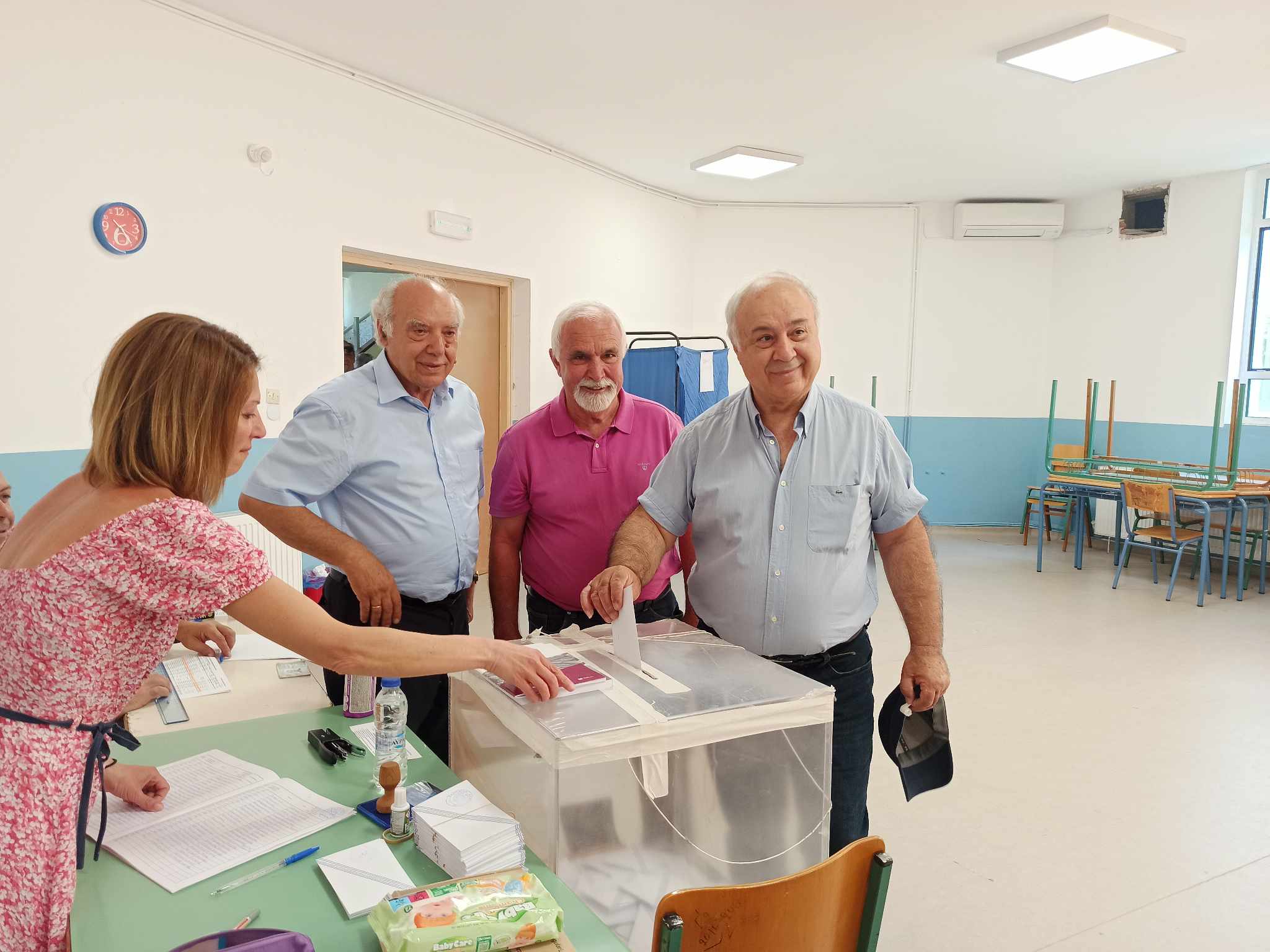 Στην Ακαδημία ψήφισε ο υποψήφιος βουλευτής του ΠΑΣΟΚ Παναγιώτης Παρασκευαΐδης
