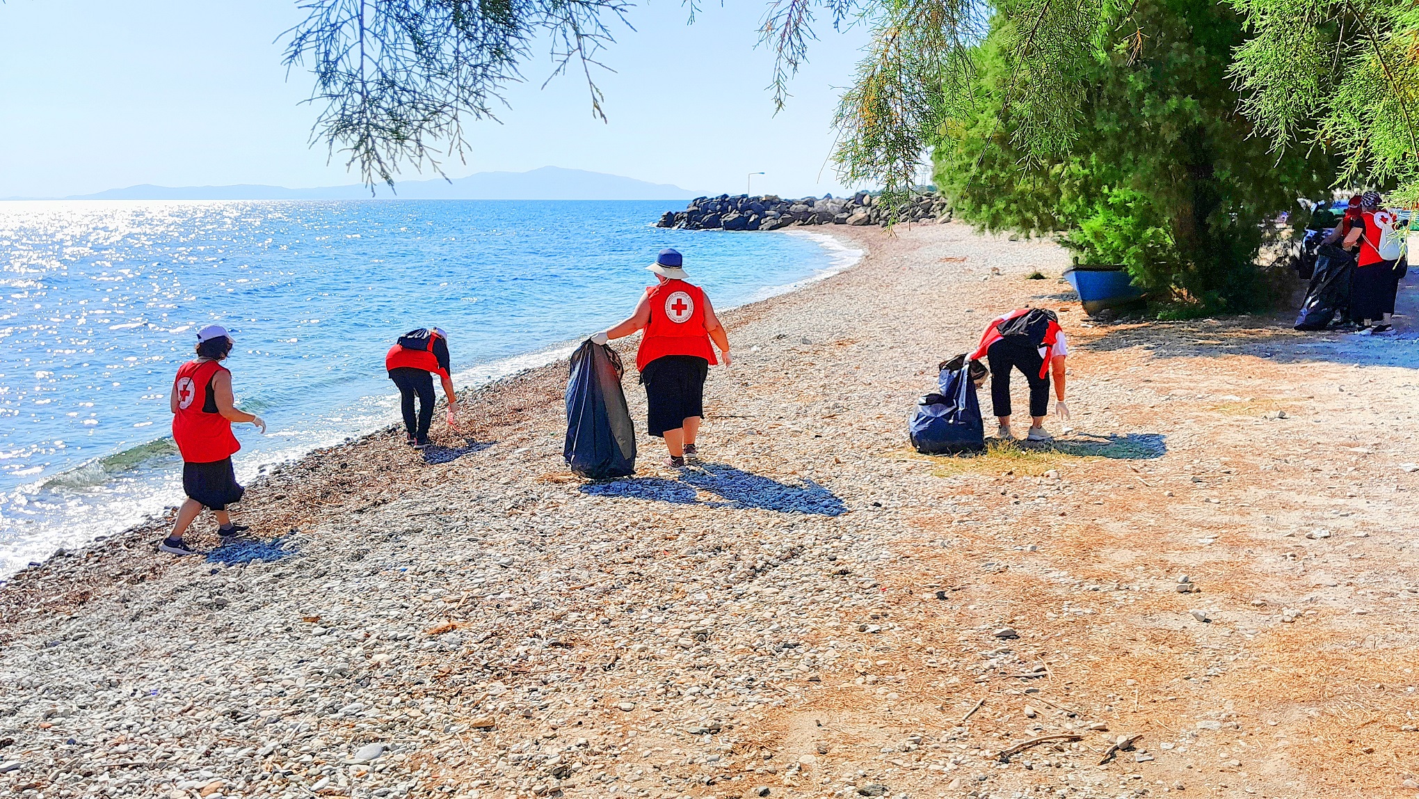 Δράση καθαρισμού της παραλίας του Αεροδρομίου από τον Ερυθρό Σταυρό