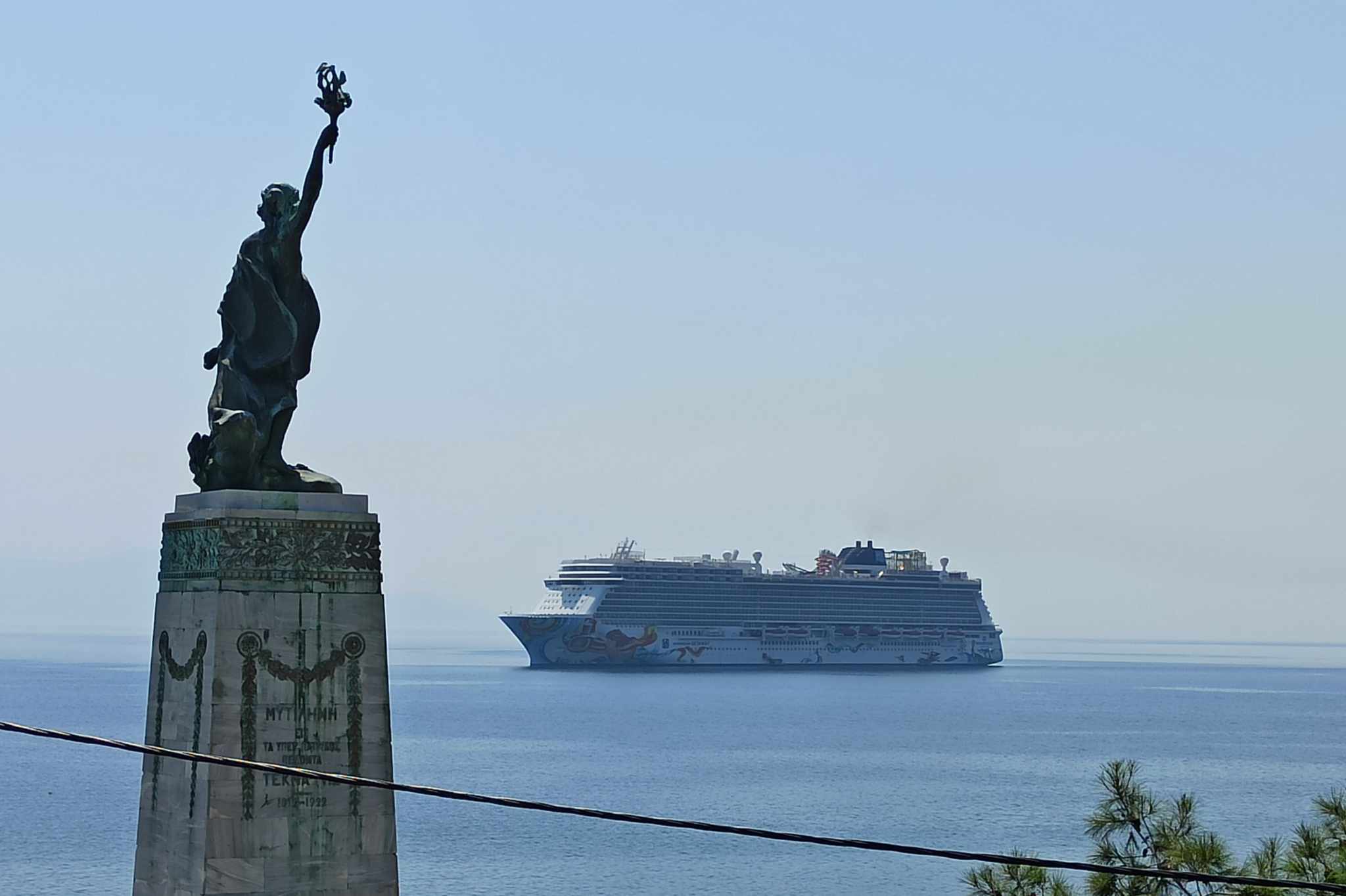 Ανοιχτά της Μυτιλήνης το θηριώδες κρουαζιερόπλοιο   «Norwegian Getaway»