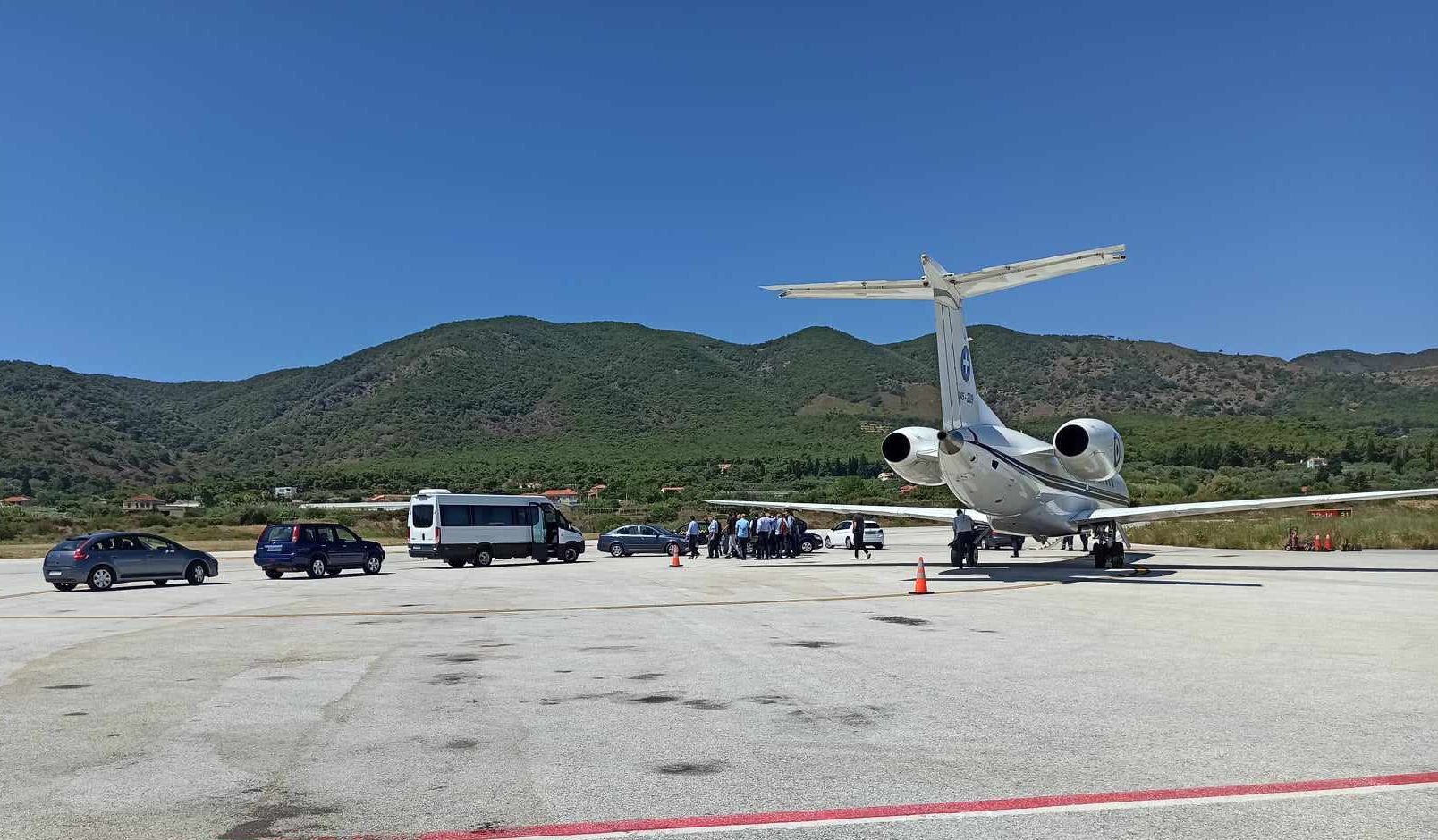 Πρώτες αφίξεις στο αεροδρόμιο Μυτιλήνης ενόψει της επίσκεψης του Πρωθυπουργού