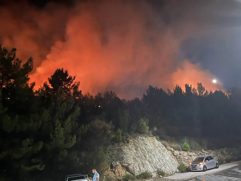 Χίος: Βελτιωμένη η εικόνα της φωτιάς σε δασική έκταση – Ολονύχτια μάχη των πυροσβεστών
