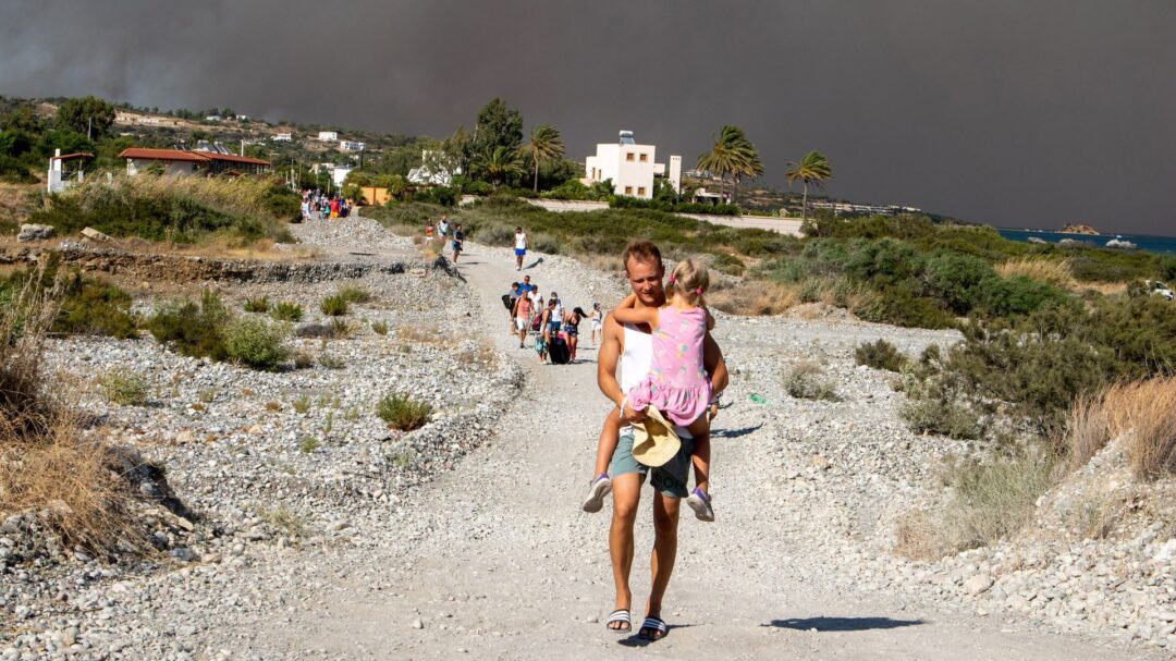 Ανεξέλεγκτη για έκτη μέρα η φωτιά στη Ρόδο – 19.000 άτομα απομακρύνθηκαν στη μεγαλύτερη επιχείρηση εκκένωσης