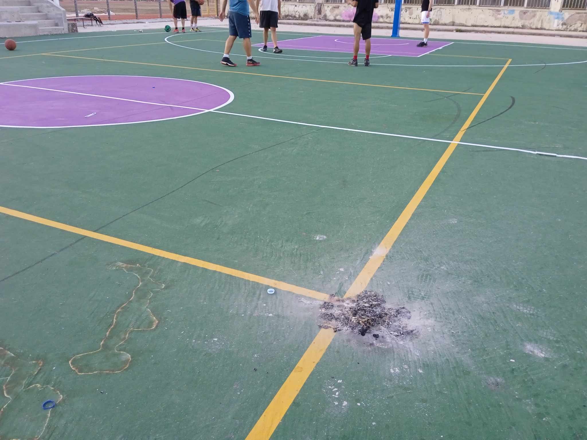 Βανδαλισμοί στο νέο γήπεδο μπάσκετ στην Καλλονή