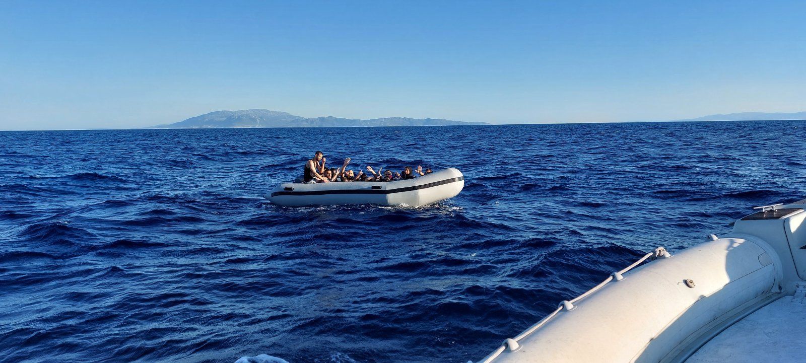 Βάρκα με 14 αλλοδαπούς εντόπισε το Λιμενικό στο «Τάρτι»
