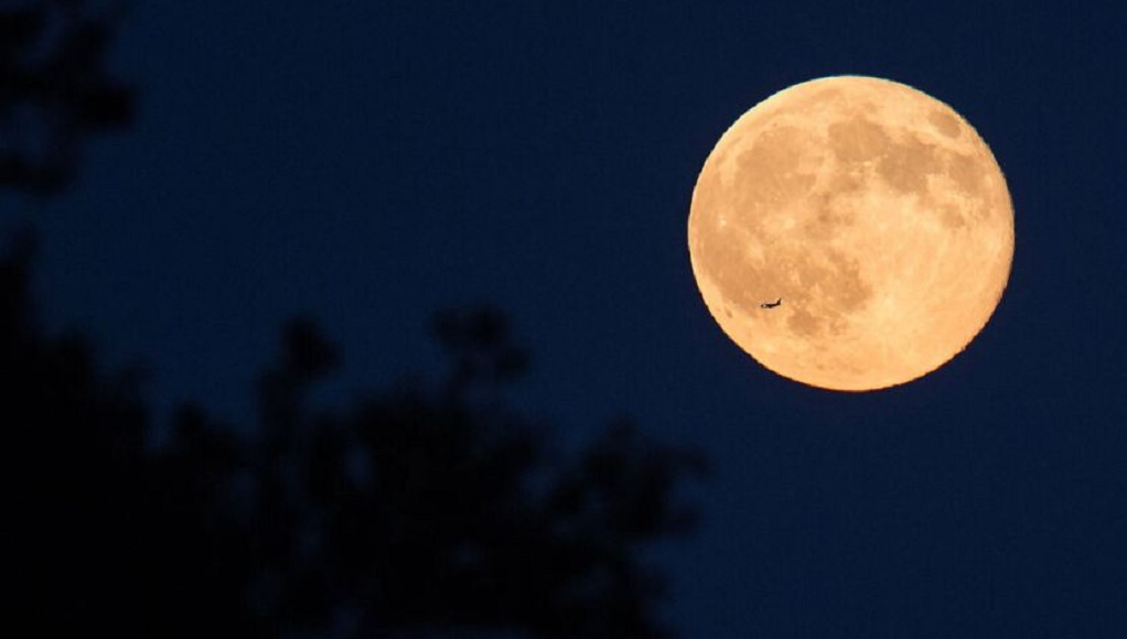 «Μπλε υπερπανσέληνος»: Σήμερα το πιο εντυπωσιακό φεγγάρι του 2023
