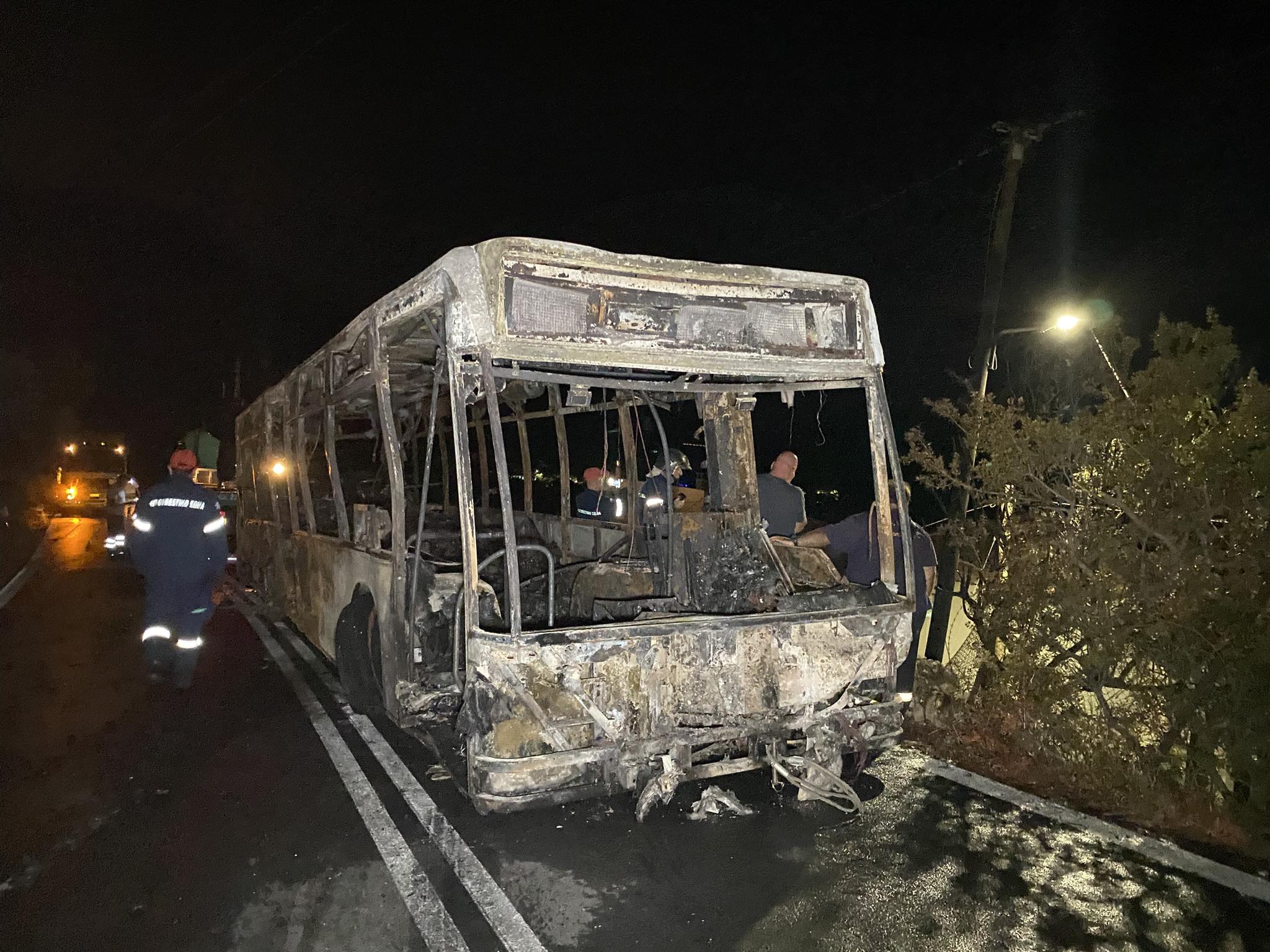 Στις φλόγες λεωφορείο στο Γαϊδαρανήφορο – Πρόλαβαν να βγουν οδηγός και ένας επιβάτης