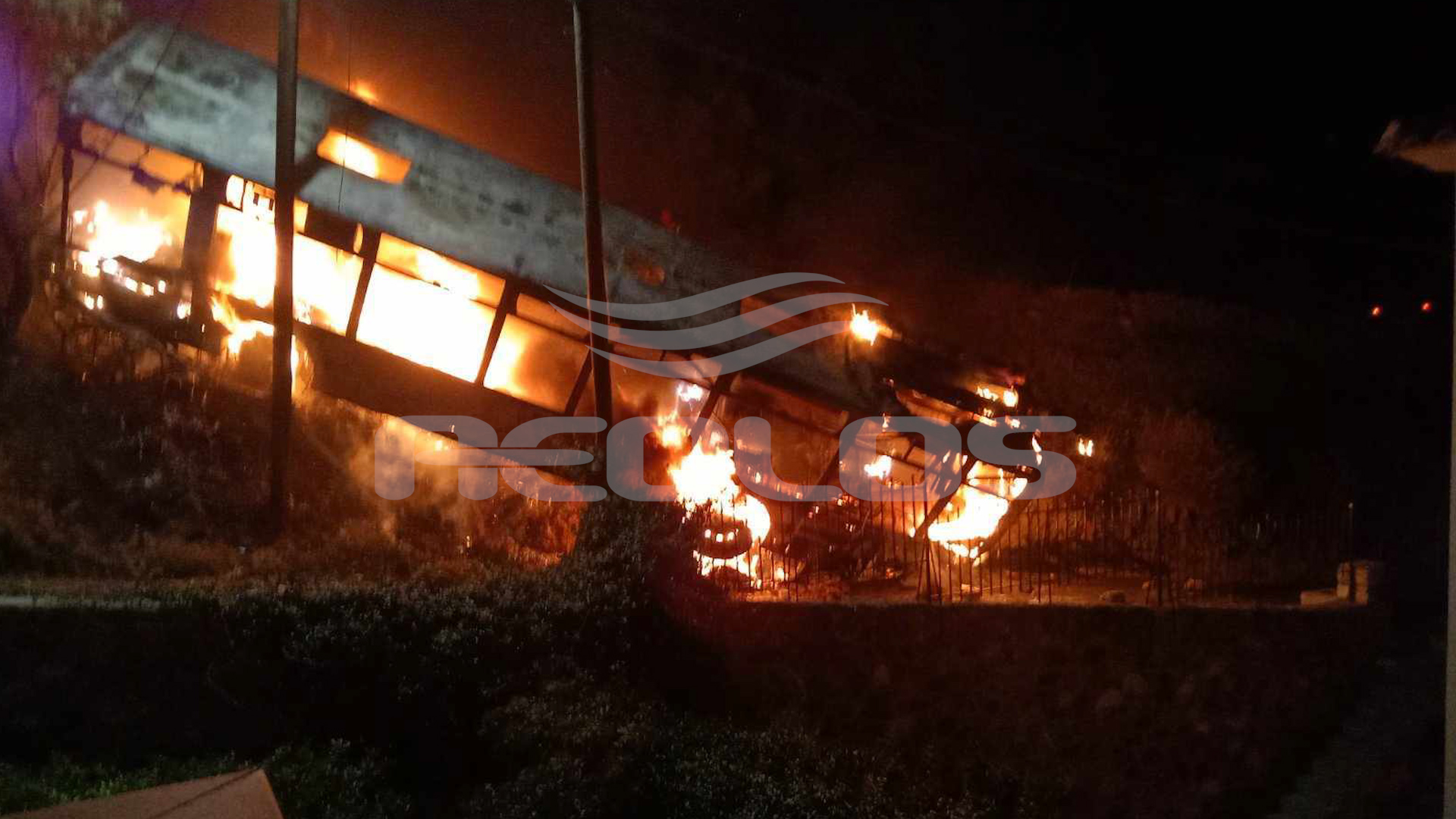 Συγκλονιστικές εικόνες από το φλεγόμενο λεωφορείο μια ανάσα από το σπίτι που κινδύνευσε να καεί