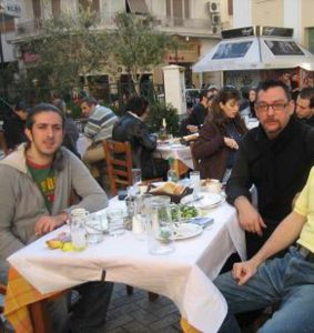 Ο Μπουράκ με τον έλληνα τραγουδιστή Χαρούλη κατα τηδιάρκεια μιας συνάντησής τους για γεύμα την άνοιξη του 2009, σε μια πλατεία στου Ψυρρή.