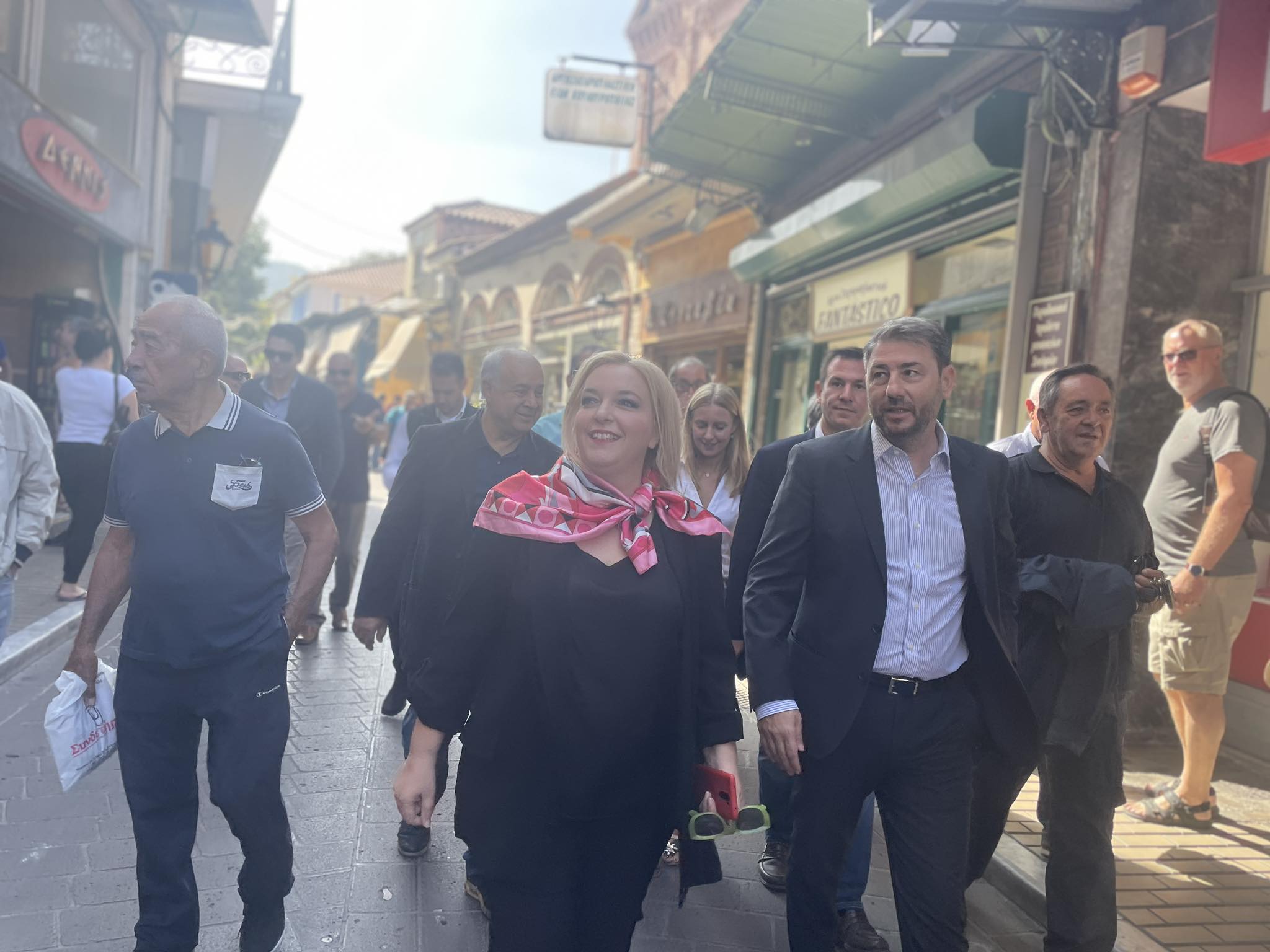 Περιοδεία του Νίκου Ανδρουλάκη στην αγορά της Μυτιλήνης