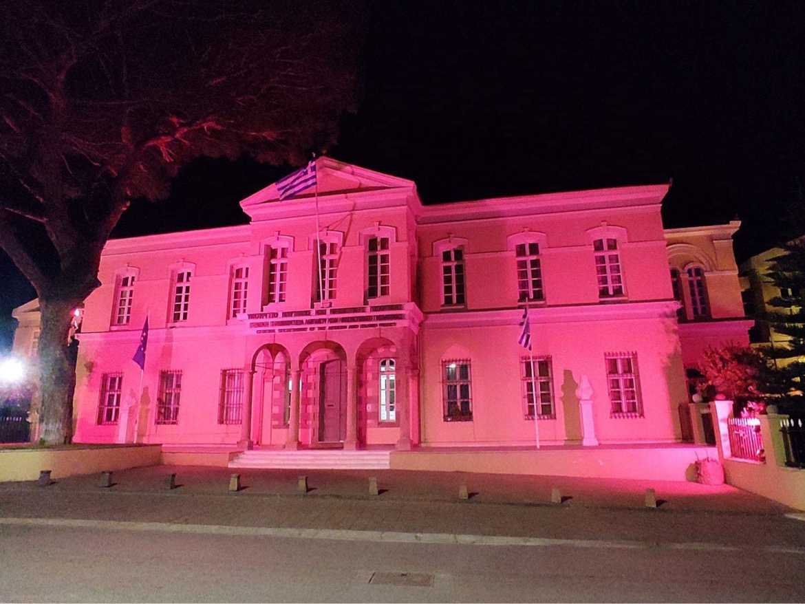 Φωτίστηκε ροζ το κτίριο της Γενικής Γραμματείας Αιγαίου στέλνοντας μήνυμα για την πρόληψη του καρκίνου του μαστού