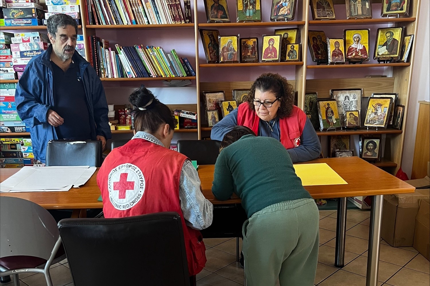Οι εθελοντές του Ερυθρού Σταυρού δίπλα στα παιδιά της «Κυψέλης»