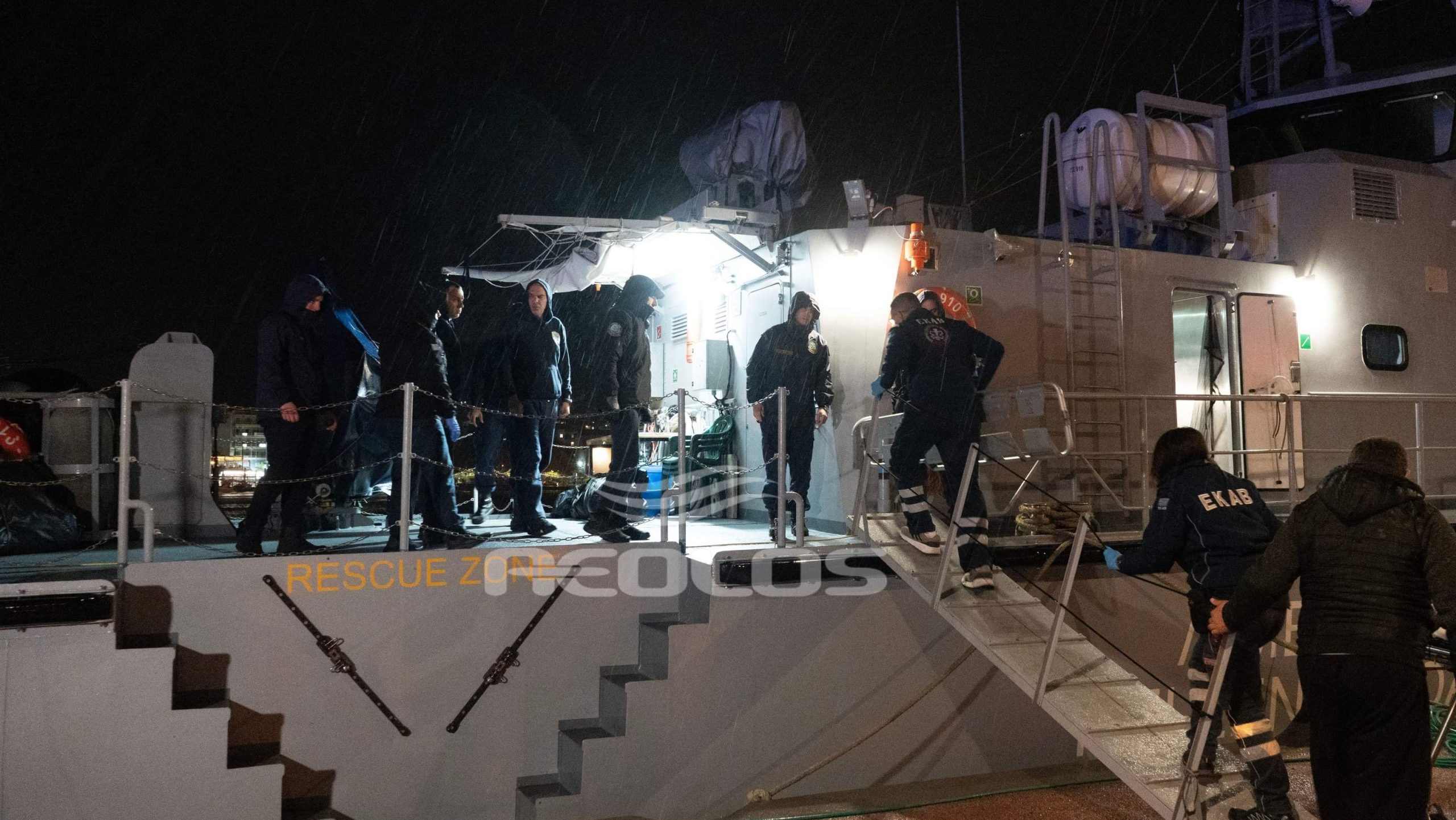 Ναυάγιο στη Λέσβο: Συνεχίζονται οι έρευνες για τους αγνοούμενους – Τα ονόματα του διασωθέντος και του νεκρού ναυτικού
