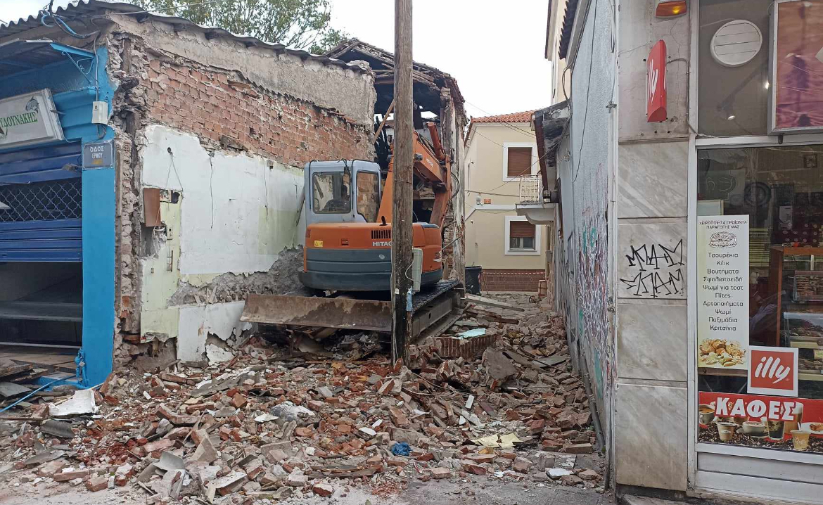 Κατεδαφίζονται τρία ετοιμόρροπα κτήρια στο κέντρο της Μυτιλήνης