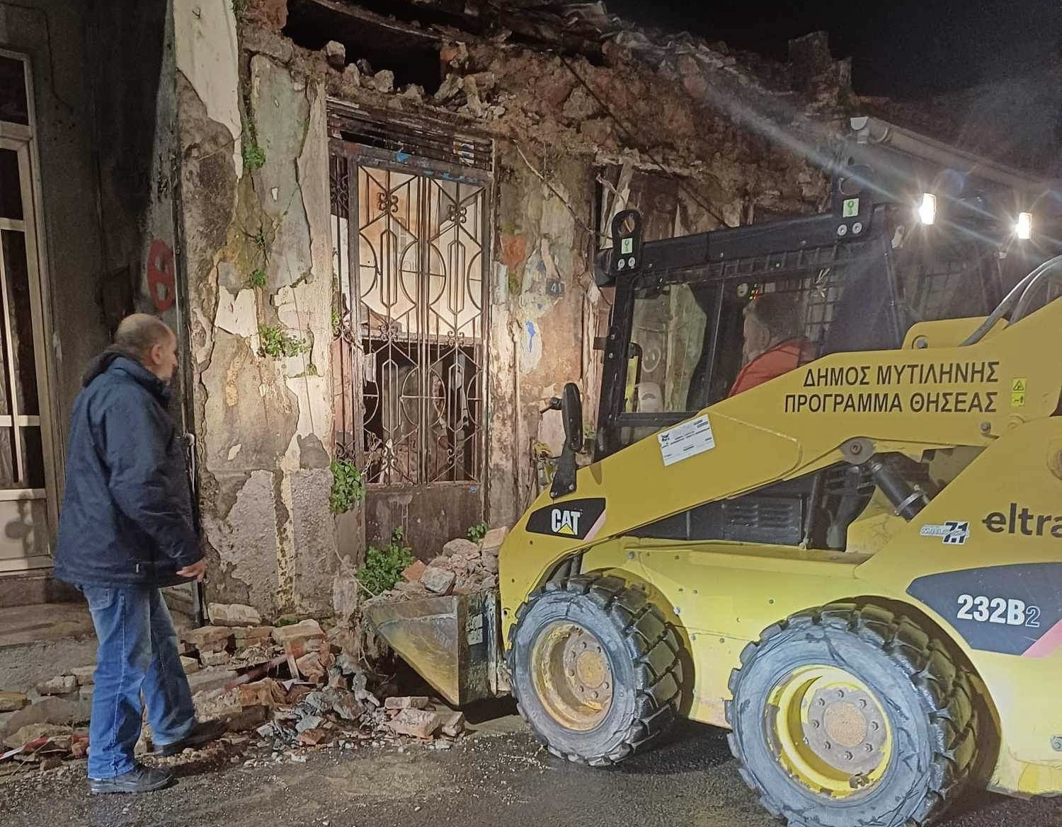 Ζημιές προκάλεσε η κακοκαιρία στη Λέσβο – Κατέρρευσε τοίχος εγκαταλελειμμένης οικίας